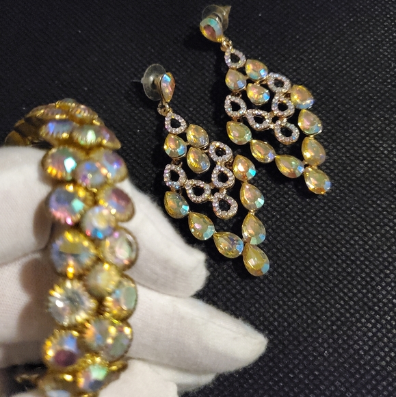 Vintage Aurora Borelis Jewelry Set : Vintage Earrings, Vintage Bracelet - Picture 5 of 13